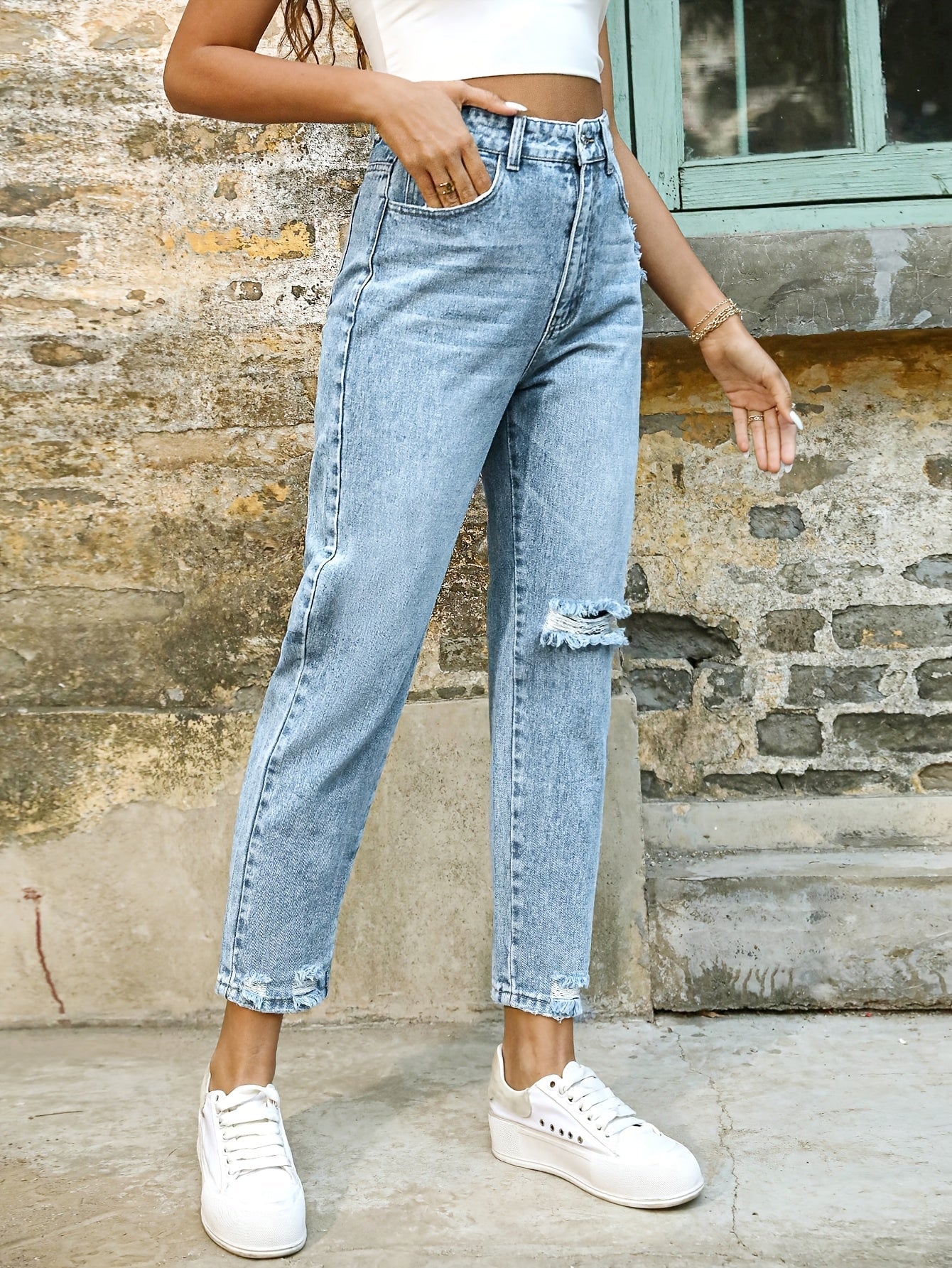Effortless Blue Relaxed Mom Jeans for Women with High Waist Distressed Tapered Leg