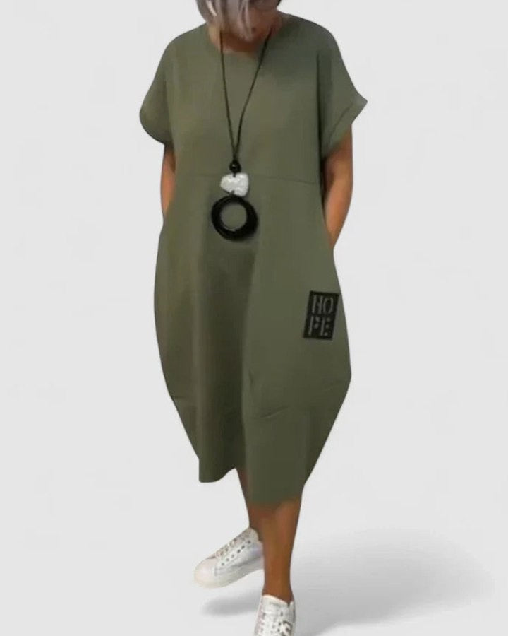 Effortless Black Midi Dress for Women with Crew Neck Short Sleeve Flowing Oversized Pockets Casual Style