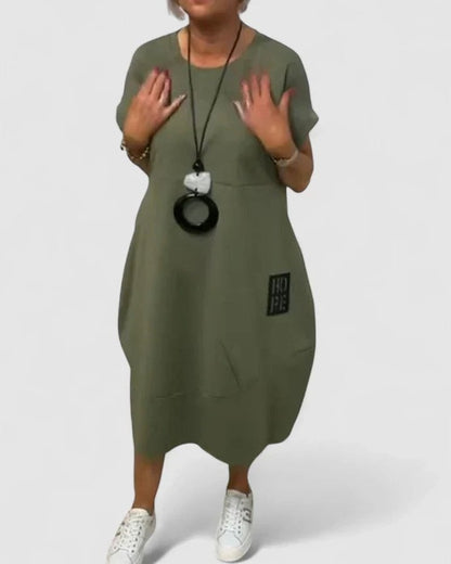 Effortless Black Midi Dress for Women with Crew Neck Short Sleeve Flowing Oversized Pockets Casual Style