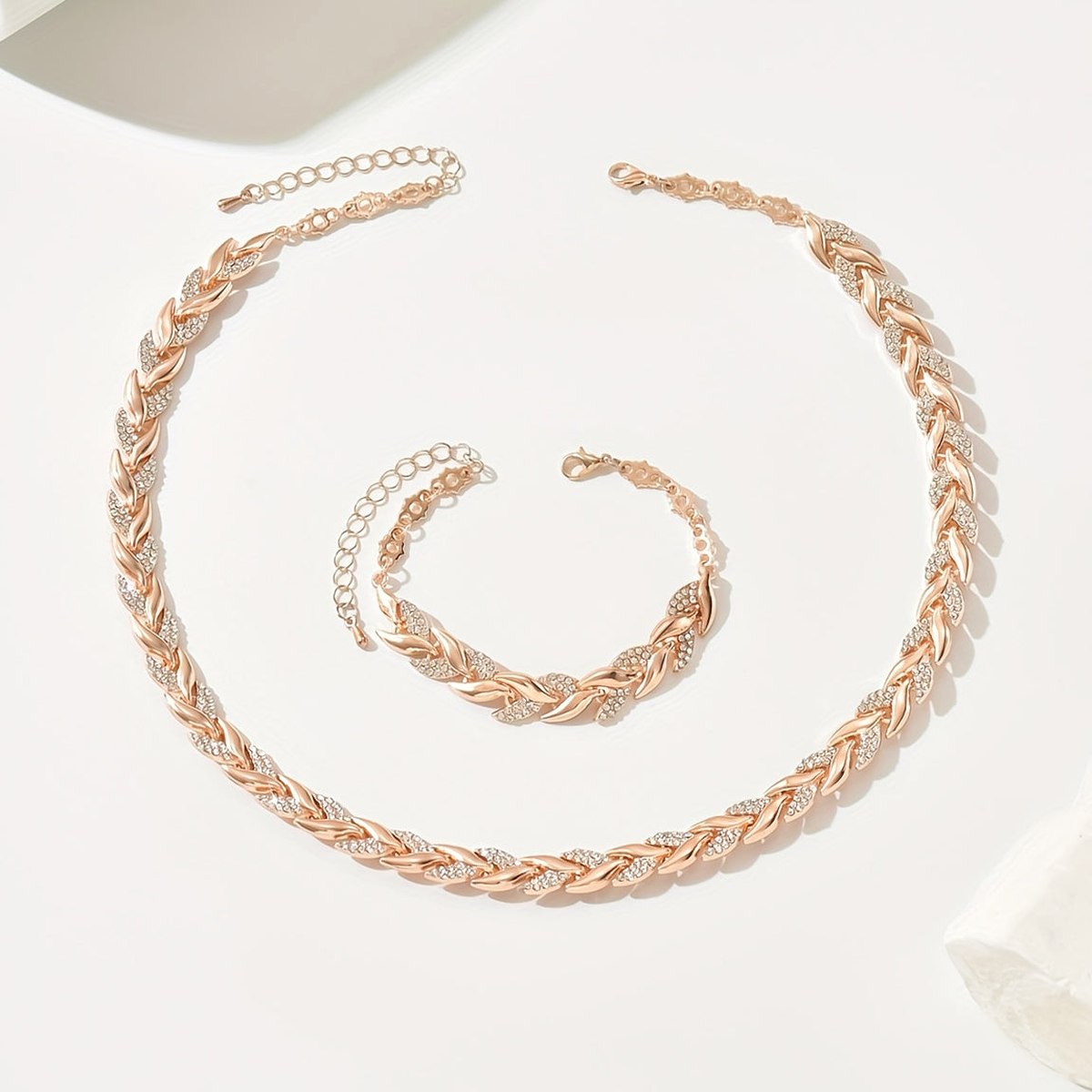 Effortless Gold Necklace for Women with Rhinestone Casual Style